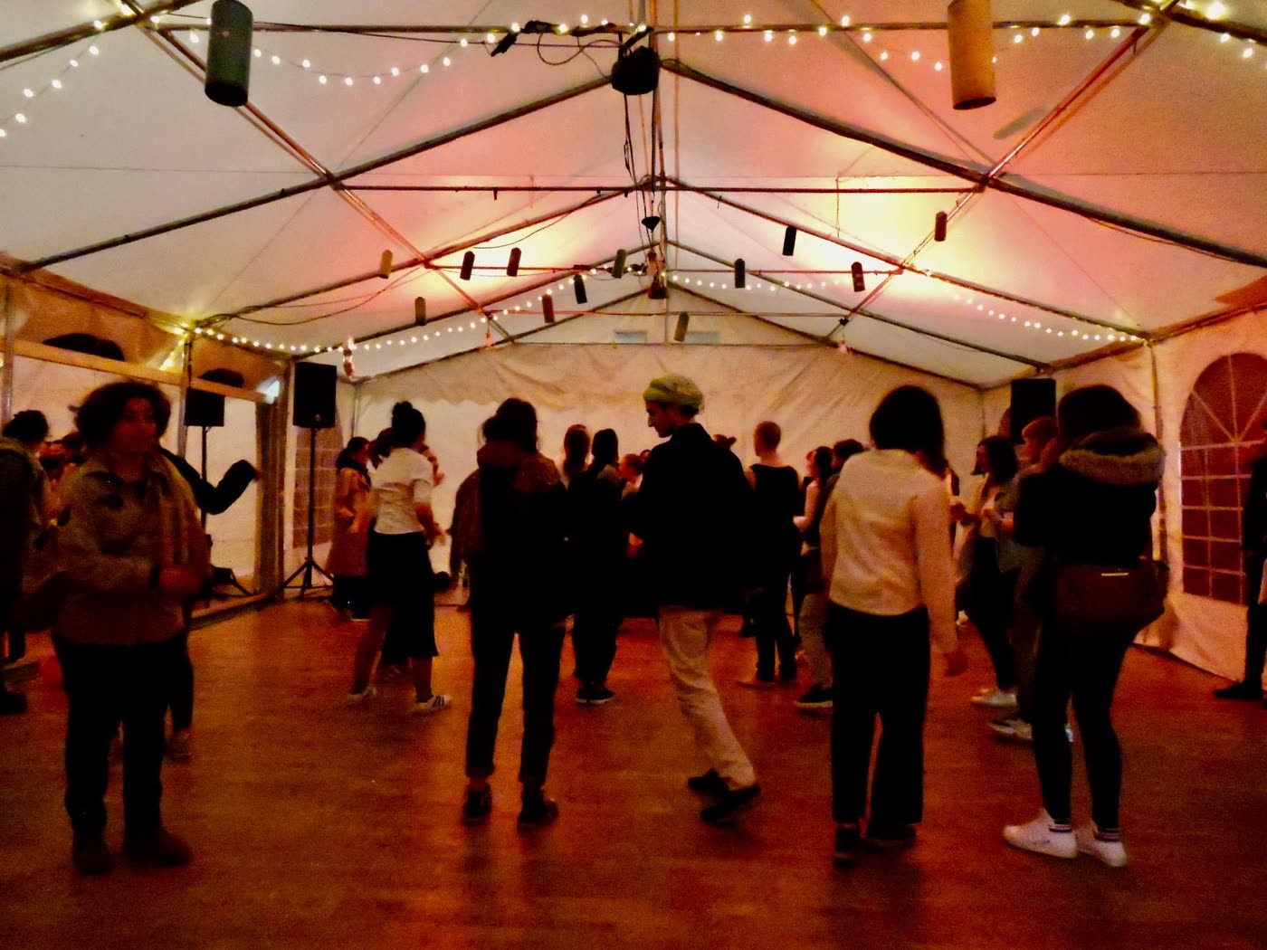 Soirée sous chapiteau, public qui danse